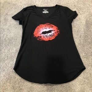 No boundaries black shirt with red kiss lips on it